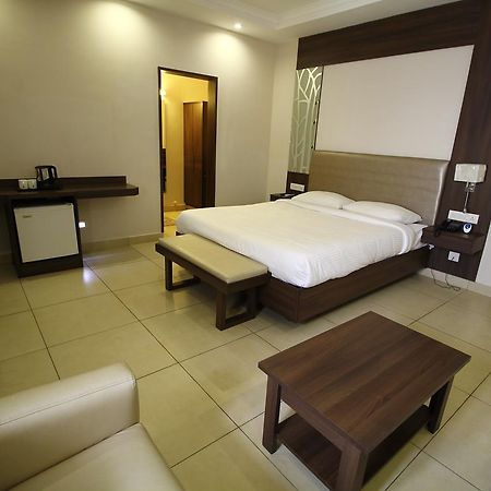 Vels Hotel Pondicherry Exterior photo